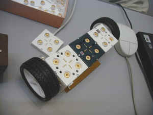 モーターブロックに車輪を組み合わせたところ。ロボット表面には各種接点が出ている