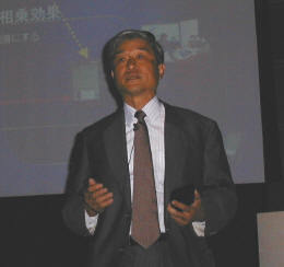 発表会でWorkPad c3を使ってプレゼンテーションを行なう日本IBMの堀田取締役