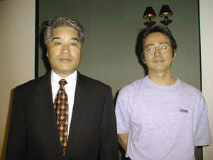 志賀徹也代表取締役社長(左)と、坂間充discreet new mediaビジネスグループ本部長 