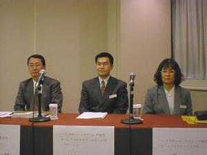 左から、小仲浩一郎コンシューマ事業統括本部長、ハードコピーマーケティング部門の関根光次氏、同根本裕子氏 