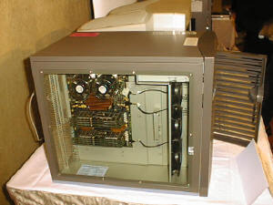 J5000の内部、本体上部の円形部分はプロセッサー、独自のファンを装備する 