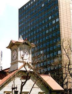 情報技術の分野では“時”が勝負。“時”を象徴する札幌の顔“時計台”と札幌市役所庁舎 