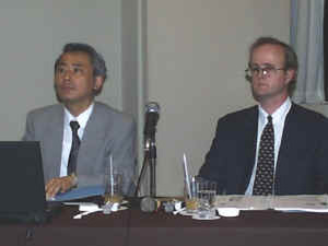 ビジネスパートナーとなる(株)アシストの高橋成明部長(左)、また、パシフィック・ハイテック(株)のクリフ・ミラー代表取締役(右)も出席した