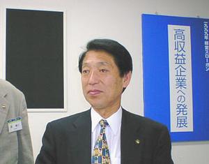 松下電器産業(株)パナソニックコンピュータカンパニー副社長の次田明義氏。「今回のラインナップ一新をきっかけに、B5薄型ノートパソコンの市場で20パーセントのシェアを取りたい」とコメントした