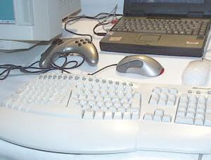 今回発表されたキーボード新製品『Microsoft Natural Keyboard Pro』(写真手前)と、ゲームパッド『Microsoft SideWinder GamePad Pro』(中央左)、光学式マウス『Microsoft IntelliMouse Explorer』(中央右) 