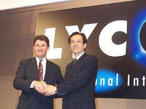 米ライコス社のロバート・J・デイビス(Robert J.Davis)CEO(左)と、ライコスジャパン(株)の吉田和男社長(右) 