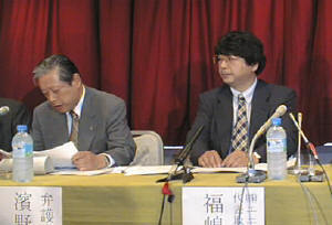 浜野英夫弁護士(左)とエニックスの福嶋康博代表取締役社長(中央)