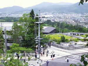 最寄駅からバスに乗ること20分。京都産業大学は小高い丘を登った場所にある。経済、経営、法学、外国語、理学、工学の6つの学部をもつ、学生数1万3000人の私立大学だ