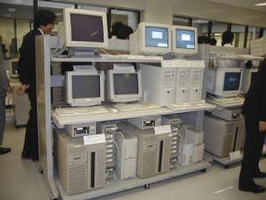 計算機センターに置かれているサーバー。ハードウェア的にはごく普通のパソコンやPCサーバー