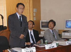 左から泉谷建司氏、上田寿男氏、製品統括部エンタープライズ製品本部部長市原隆保氏