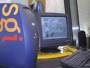 『Silicon Graphics 320i-g』。筐体前面にはシリアルナンバーを刻印したプレートが取り付けられる