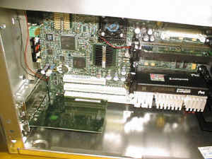 『Silicon Graphics 320i-v』の内部。画面下にビデオカードが見える
