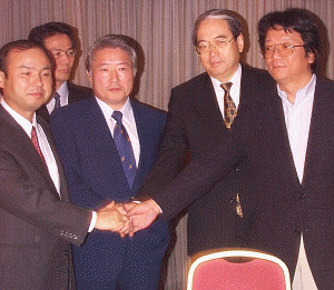左からソフトバンクの孫社長、セブン・イレブン・ジャパンの鎌田副会長、トーハンの藤井副社長、ヤフーの井上社長 