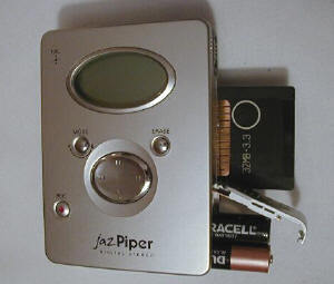 『jaz Piper』は単4電池2本で駆動する、操作ボタンは日本製携帯電話のパクリか？ 