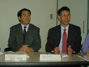 日本コンピュウェアの梨沢利隆社長(左)と、米コンピュウェア社のスティーブ・ルーイン-バーレン氏