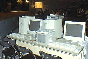 デモンストレーションのため、2台のパソコンを準備