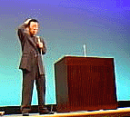 アクションを交えてユーモアたっぷりに講演する桂氏。聴覚障害者のために開いている“字幕寄席”にもパソコンが活躍しているというエピソードも披露した