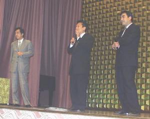 菅代表の質問に答えるパソナグループの南部代表(中央)と、(株)エイチ・アイ・エスの澤田秀雄社長(右)