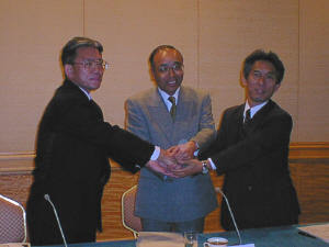 日本シスコの黒澤保樹社長(左)、日本HPの寺澤正雄社長(中)、HPSDの岡田一夫社長