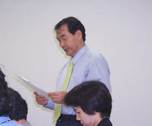賞についての説明を行なうEC研究会の土屋憲太郎代表 
