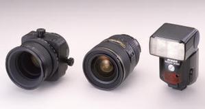 左から『PCマイクロニッコール 85mmF28D』、『AF-Sズームニッコール ED17～35mmF2.8D(IF)』、『ニコンスピードライト SB-28DX』 