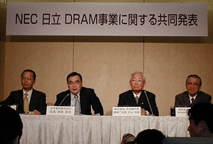 日本電気の西垣浩司社長(左から2番目)と日立製作所の庄山悦彦社長(左から3番目)