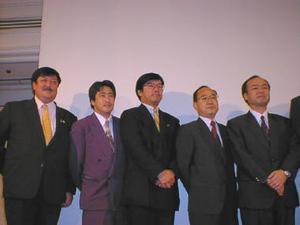 左から、トミーの富山幹太郎社長、エポック社の前田道裕社長、タカラの佐藤博久社長、バンダイの高須社長、孫正義氏