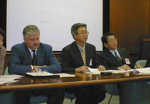 左から、日本J.D.エドワーズのヴィック・シャズニー社長、アーサーアンダーセンの喜多村晴男取締役、同じくアーサーアンダーセンの平山賢二代表取締役