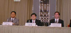 左から、インフォシーク社長に就任した中村隆夫氏、同会長に就任した伊藤穣一氏、米インフォシーク副社長兼インフォシーク取締役、エリック・ボックナー氏 