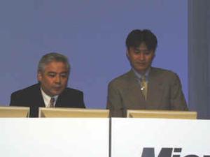 古川会長(左)と、横井氏。古川氏はいつものように、大きな身振りを交えながら、2000のフィーチャーについて解説した