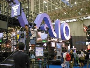 ソニーブースには、もはや同社の看板となった“VAIO”の大きな立体ロゴが