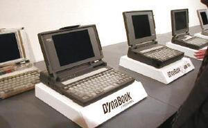 ずらりと並ぶ歴代の“DynaBook”一番手前が“初代DynaBook SS” 