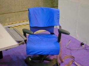 ブースの中心に鎮座する、一見普通の椅子