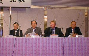 左から、日本電気の西垣浩司社長、日本電気(株)の川村敏郎支配人、米HPのWilliam V. Russell(ウィリアム・V.ラッセル)バイスプレジデント、日本HPの寺澤正雄社長