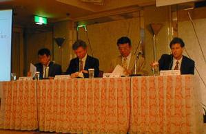左から、日本BEAの井上基社長、米BEAのBill Coleman(ビル・コールマン)会長兼CEO、日本オラクルの佐野力社長、米オラクルのGary Bloom(ゲイリー・ブルーム)バイスプレジデント