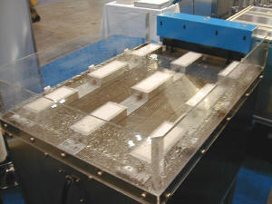  ガラス板の搬送&洗浄機。空気圧で搬送するためノーコンタクト。通常フラットディスプレイの工場では工程間のガラス板の搬送はこうしたロボットが行なう  