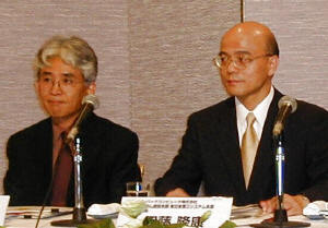 NTTドコモのモバイルマルチメディア推進本部ゲートウェイビジネス部の榎啓一部長(左)、コンパックコンピュータのシステム統括本部東日本第三システム本部伊藤隆康本部長