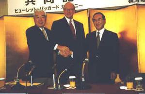 堅く握手を交わす、(左から)日本HP代表取締役会長の甲谷勝人氏、プラット氏、内田氏