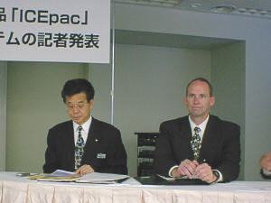 東陽テクニカの福本高一郎社長(左)と米Neteork ICE社のGreg Gilliom社長件CEO 