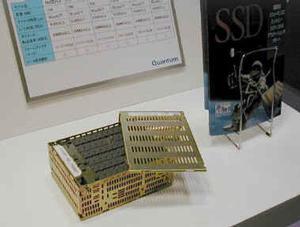 DRAMを使ったシリコンメモリも展示された。クアンタムのブース。4GBの容量を持つ製品もある