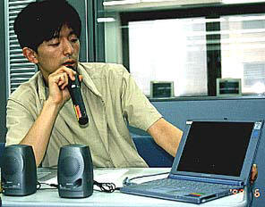 ノートパソコンにインストールされたDTMソフトのデモを実演する伊藤代表 