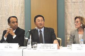 左から、サイベース(株)代表取締役社長の杉山隆弘氏、Chen氏、George氏 