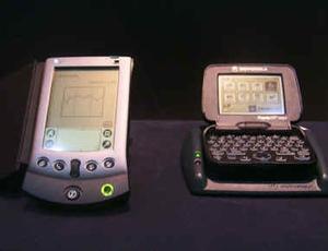 米スリーコム社のKVM搭載『Palm V』(左)と米モトローラ社のKVM搭載双方向ページャ。『Palm V』は、“Java One”で売られていたものと全く同じもの。この会場では販売されず、触ることさえできなかった。ただし、日本国内で年内に発売する予定があるという