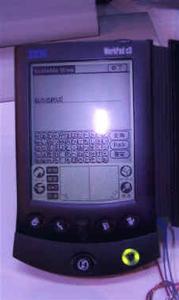 オムロンソフトウェア(株)のJavaを利用した言語処理システム『Scalable Wnn』を搭載した『WorkPad』。発売の予定はまだないという。このシステムは、今後発売する某社の携帯電話に組み込まれることが決まっているとのこと