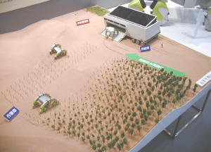  同じく学生による砂漠作業ロボットが緑化を行なう作業を想定した模型 