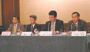 左から、日本HPのエンタープライズ事業統括本部の小林祐二氏、HOSDの岡田一夫社長、米BroadVision日本支社の原大祐福祉支社長、日本HPのエンタープライズ事業統括本部長の飯塚雅樹氏