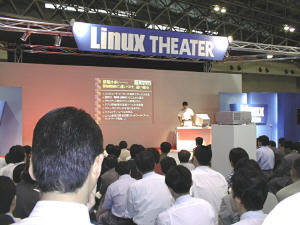Linuxの現状や課題導入のポイントを説明するLinuxシアター。本日3回のセッションが行なわれたが、どの回も満席となる盛況ぶりだった