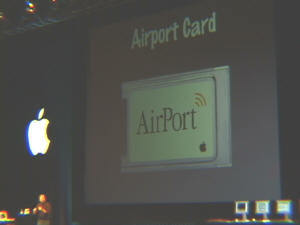 AirPortのカード。一見PCカードに見えるが実は特殊な形状をしている。iBook本体のキーボードの真下に設置する