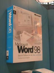 マイクロソフトのブースでは、iBookおよびiMacユーザーをターゲットにしたMS-Wordの廉価版、Microsoft Word 98 Spefcial Edition for iMac and iBookを展示。MS-Word本体に加えて豊富なテンプレートが付属。キャッシュバック後の価格はなんと99ドルという破格のもの