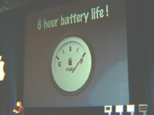 バッテリーが6時間持つことは、大きなセールスポイントの1つ(撮影は林信行氏)